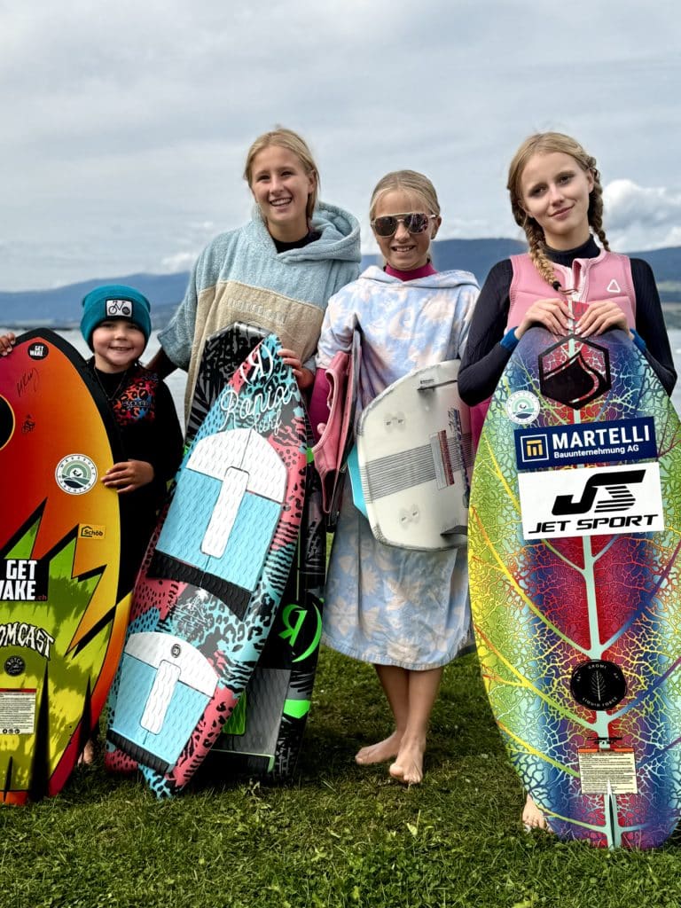 Wakesurfer girls